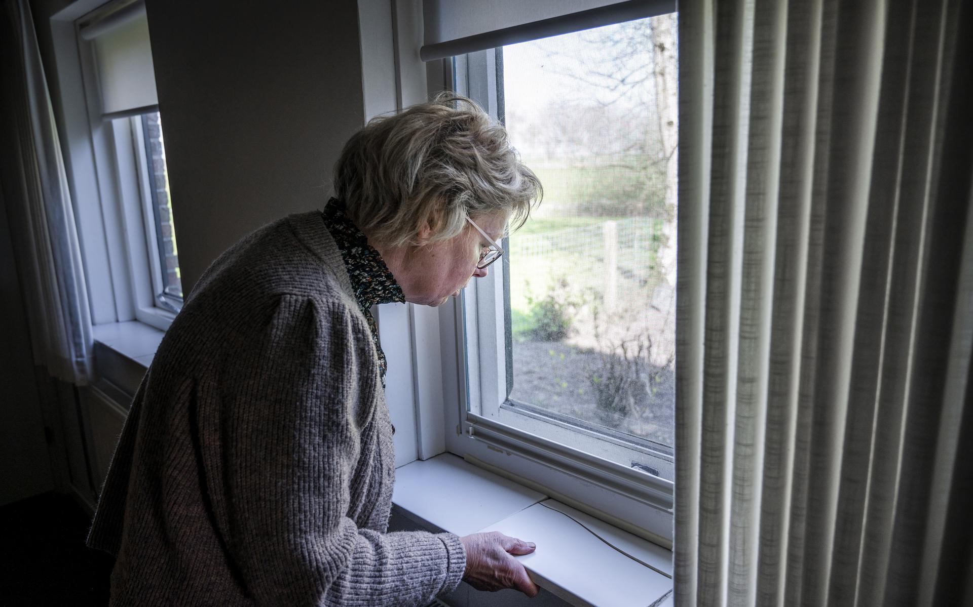 Fenna Brondsema (61) plaatst een afgebroken vensterbank terug. 
