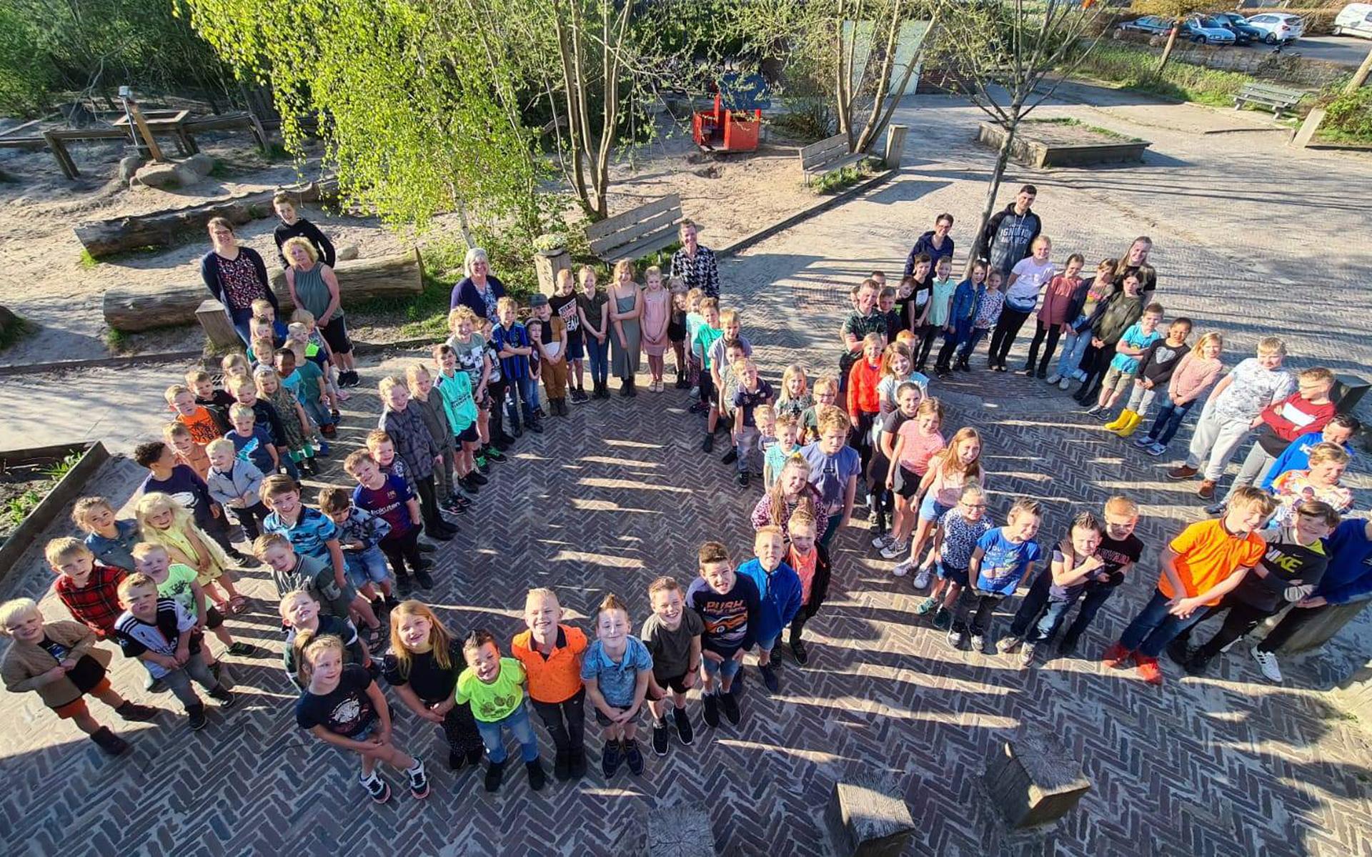 Bij KC de Vuursteen in Wapserveen werd dinsdagmorgen het bereiken van de mijlpaal van 100 leerlingen gevierd.