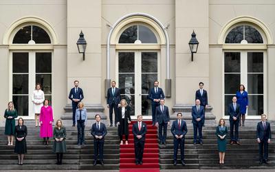 Het nieuwe kabinet-Rutte IV op het bordes van Paleis Noordeinde. De negen staatssecretarissen staan hier niet op.