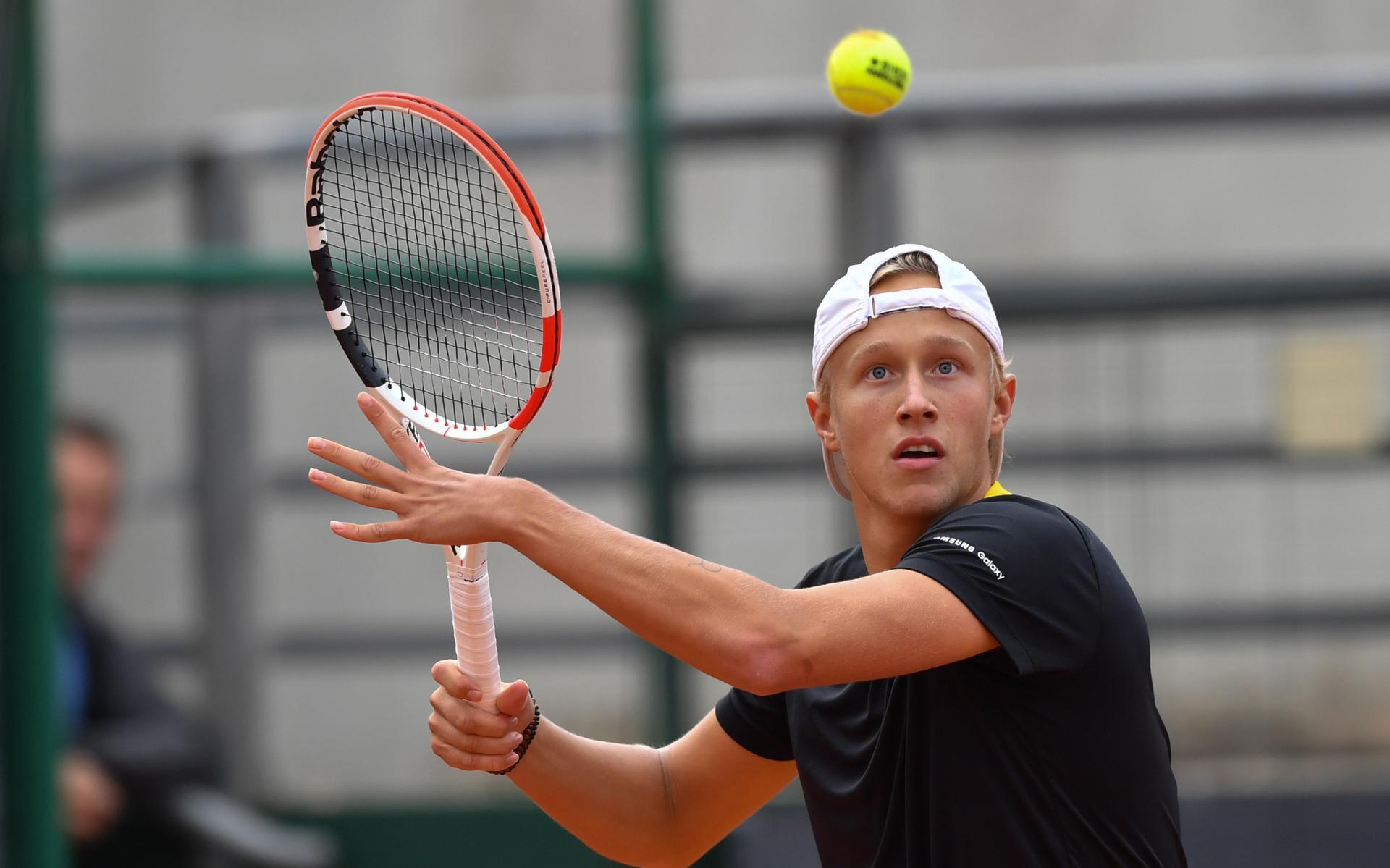 Niels Visker tenniste tegen Leo Borg, de zoon van Zweeds tennisicoon Björn Borg. Foto EPA