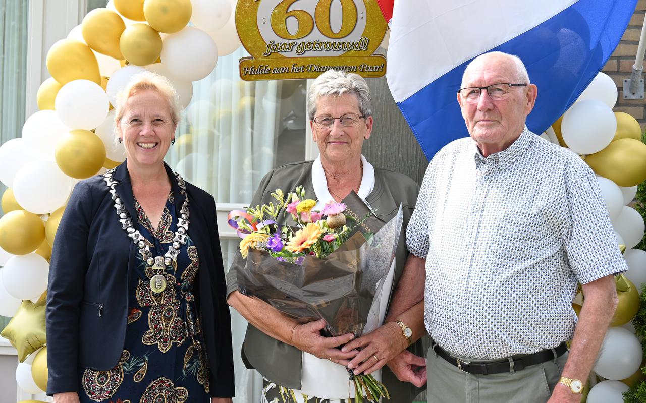 Hendrik en Marrie Luning uit Ruinerwold, vandaag 60 jaar getrouwd. Links burgemeester Inge Nieuwenhuizen.
