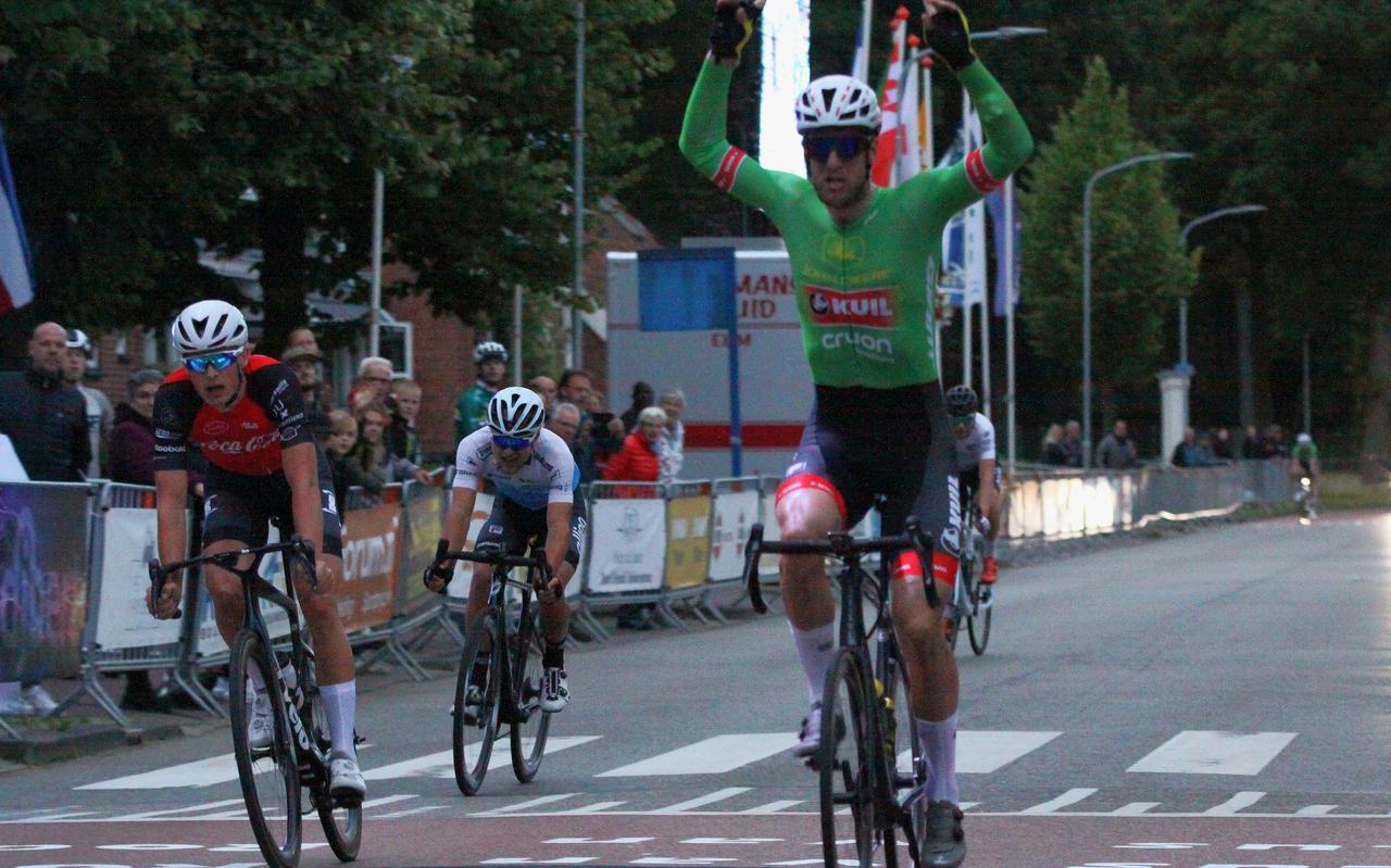 Björn Bakker wint de Lus van Roden voor Sjors Dekker en Adne Koster in beginnende schemer. Björn Bakker wint de Lus van Roden voor Sjors Dekker en Adne Koster in beginnende schemer.