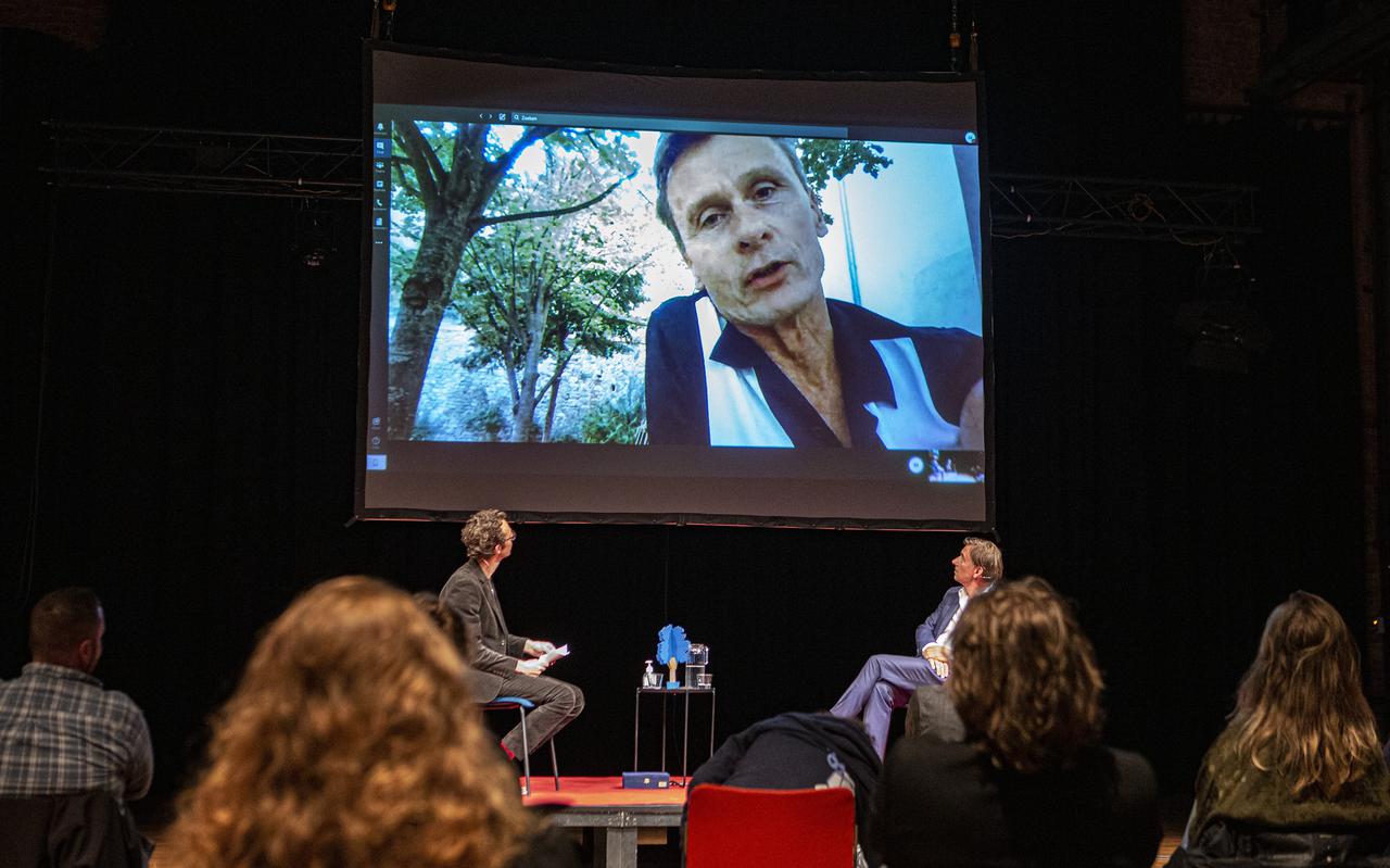 Theatermaker Yan Duyvendak vertelde via een videoverbinding bij de bijeenkomst in Grand Theatre in Groningen over zijn voorstelling 'Virus'.