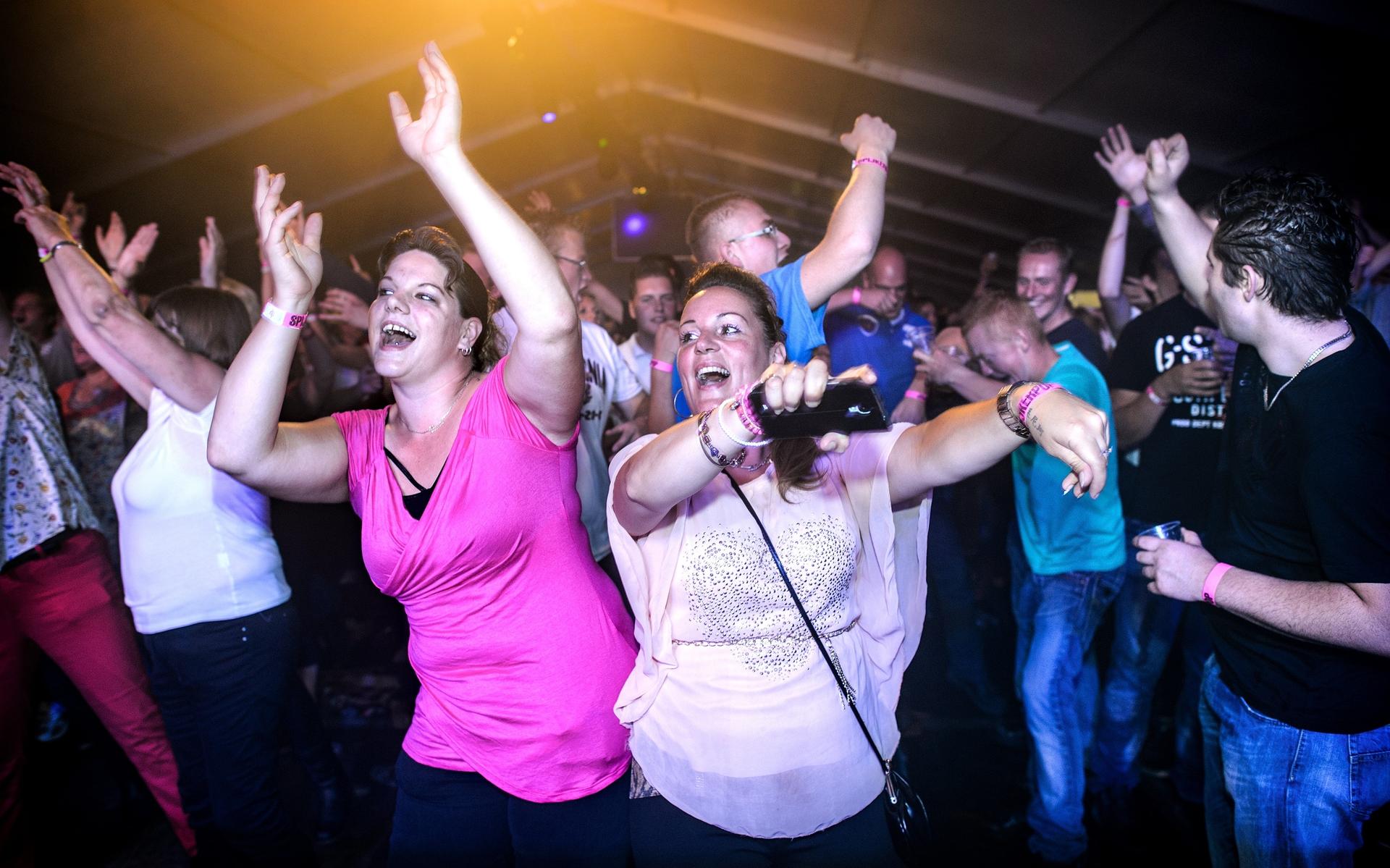 Stelling: de plaatselijk verordening met eindtijd 23.00 uur moet snel van tafel.