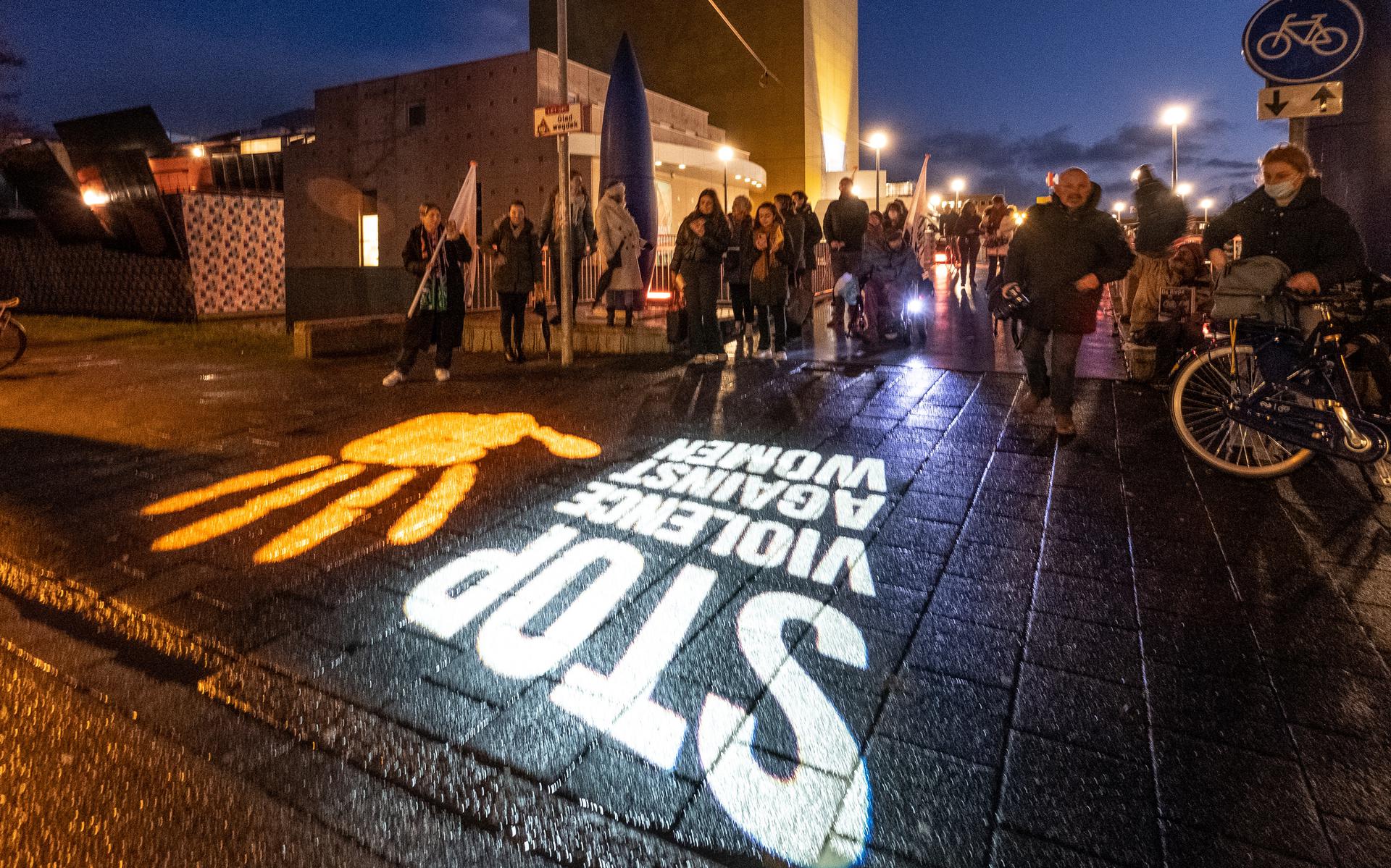 Een projectie bij de Werkmanbrug in Groningen vraagt aandacht voor geweld tegen vrouwen.