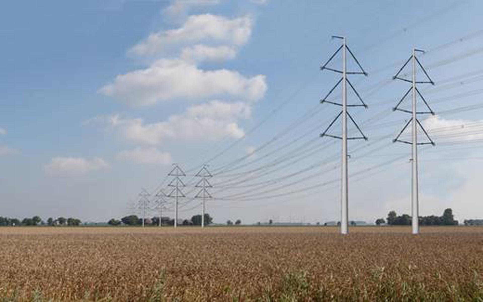 TenneT bouwt de 380 kV-verbinding met masten van het type wintrack. 