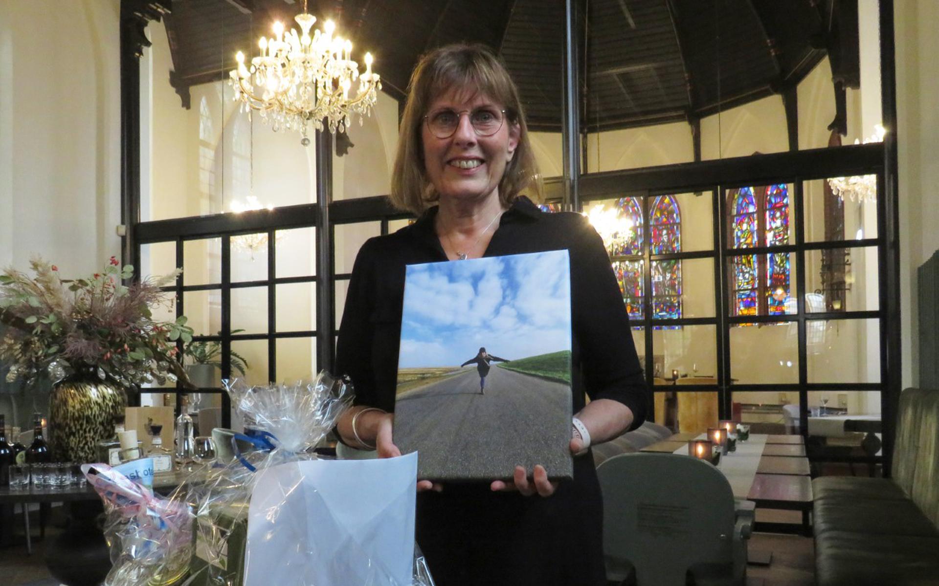 Thea Kerstholt met haar winnende foto in De Basiliek. Eigen foto