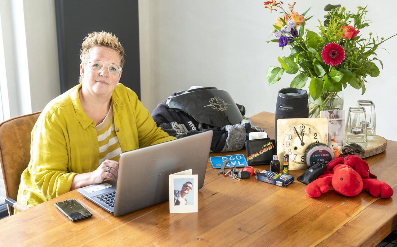 Moeder Jitske Aarden met spulletjes van haar overleden zoon Teun. ,,Eigenlijk dringt alles nu pas door. Het besef dat het nooit meer wordt zoals het was. Hij is echt weg.'' Moeder Jitske Aarden met spulletjes van haar overleden zoon Teun. ,,Eigenlijk dringt alles nu pas door. Het besef dat het nooit meer wordt zoals het was. Hij is echt weg.''