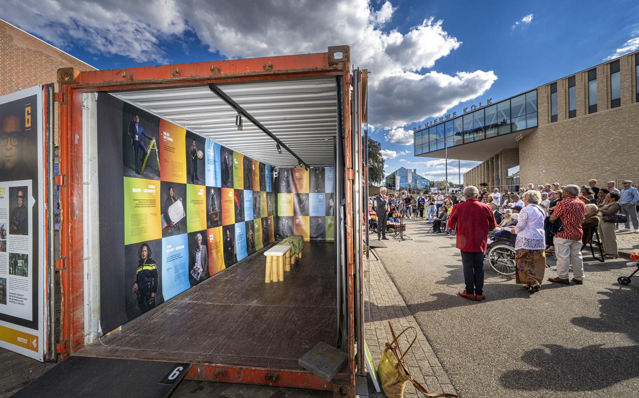 De reizende tentoonstelling over 70 jaar Molukkers in Nederland, die afgelopen weken in Assen te zien was. Burgemeester Marco Out (rechts) verrichtte de opening. De reizende tentoonstelling over 70 jaar Molukkers in Nederland, die afgelopen weken in Assen te zien was. Burgemeester Marco Out (rechts) verrichtte de opening.