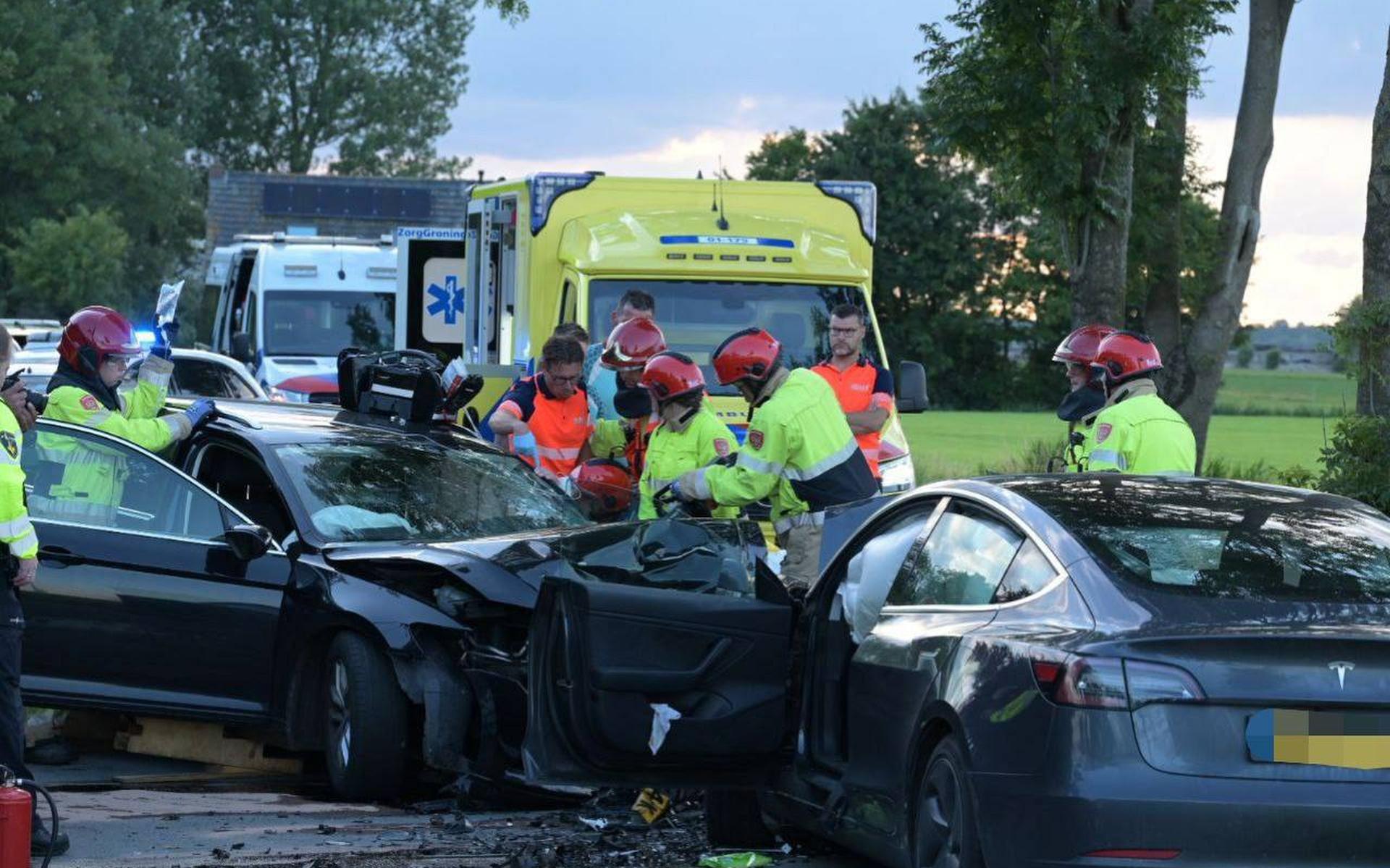 Auto's botsen frontaal op Delleweg in Stedum - Dagblad van het Noorden