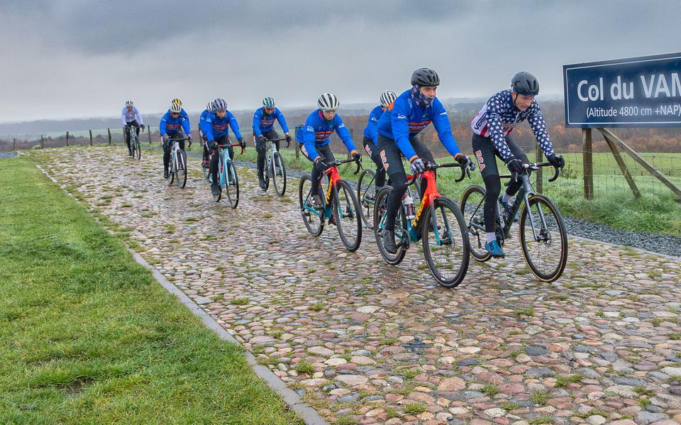 Amerikaanse veldrijders beklimmen de VAM-berg.