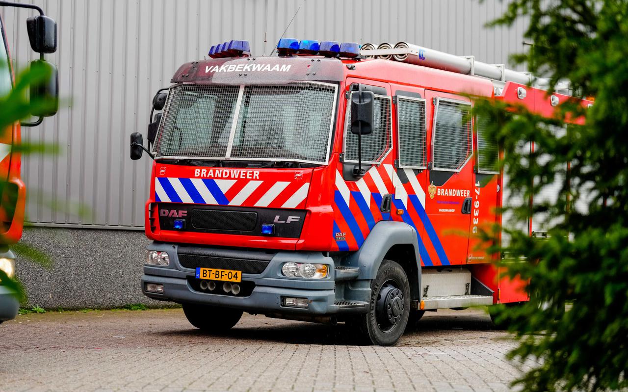 Een gepantserde brandweerwagen van de brandweer in Rotterdam, die wordt ingezet bij eventuele rellen tijdens oud en nieuw. Brandweer Groningen houdt het bij bodycams.