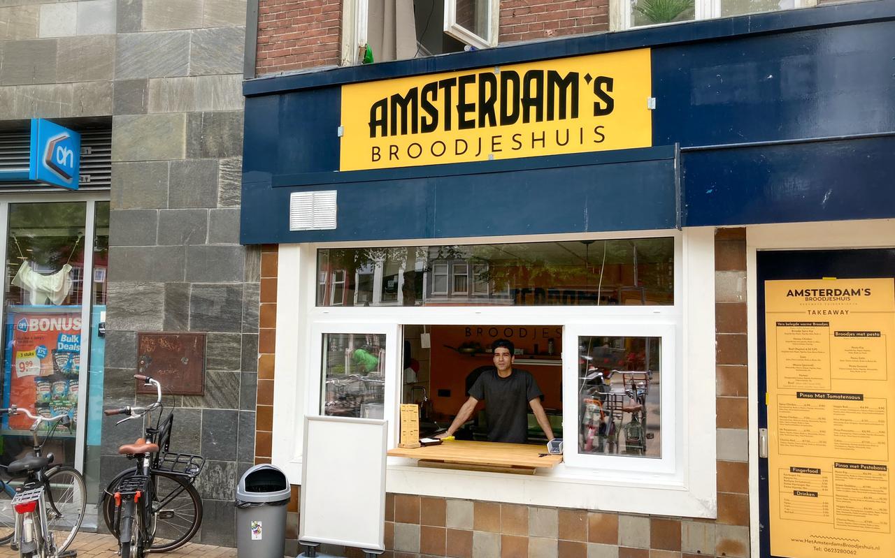 Sahi Mendoza aan de counter van zijn broodjeszaak, op de plek waar vroeger de automatiek zat van het Amsterdams Broodjeshuis.