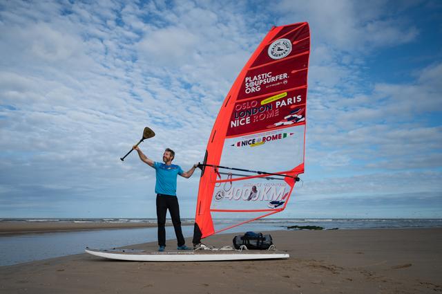 Plasticsoepsurfer Merijn (53) droomde op school in Groningen al van het grote avontuur. Nu surft hij