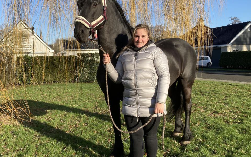 Britt Muis uit Stadskanaal is een belofte voor de toekomst. Met haar paard It’s Britt’s Hebbe.
