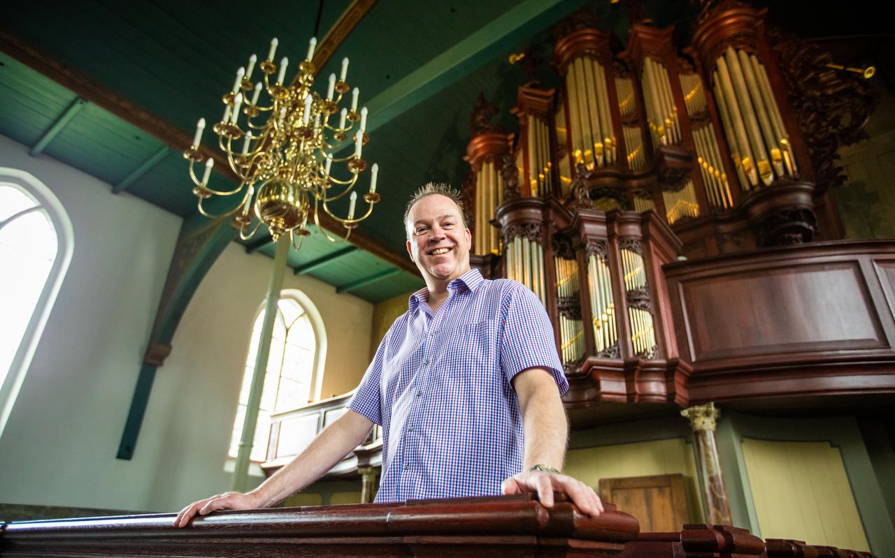 Organist en orgelkenner Ludolf Heikens bij het orgel in de kerk van Midwolda. Organist en orgelkenner Ludolf Heikens bij het orgel in de kerk van Midwolda.