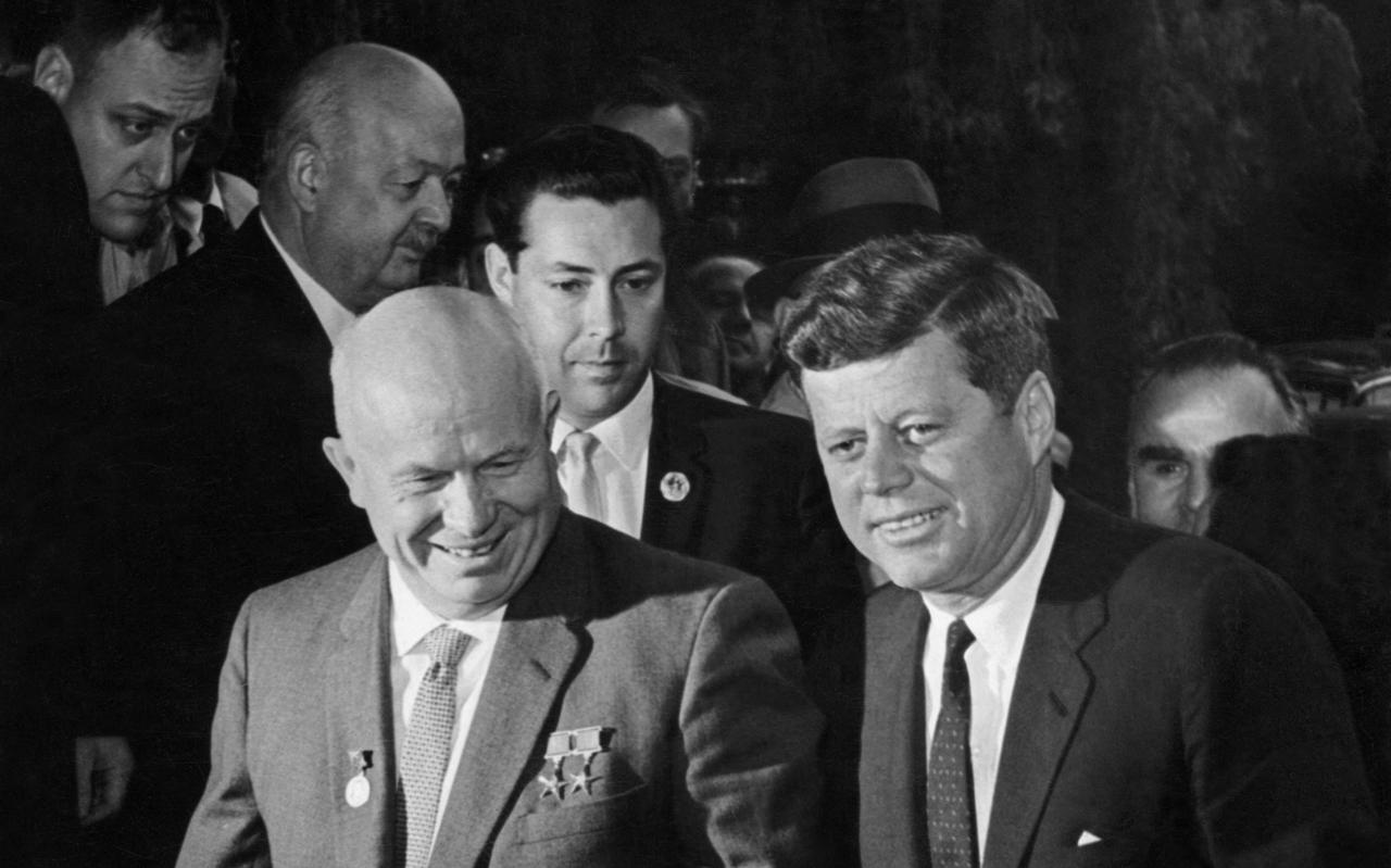 De Amerikaanse president John F. Kennedy en Sovjet-president Nikita Chroesjtsjov tijdens hun eerste ontmoeting in Wenen op 3 juni 1961.  Foto: INTERFOTO/AFP