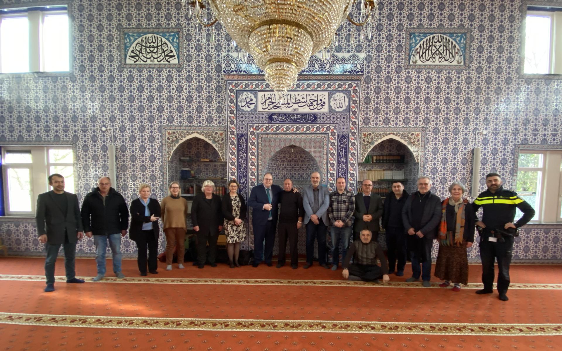 Het bezoek aan de Yunus Emre Moskee in Delfzijl. Foto: Gemeente Eemsdelta