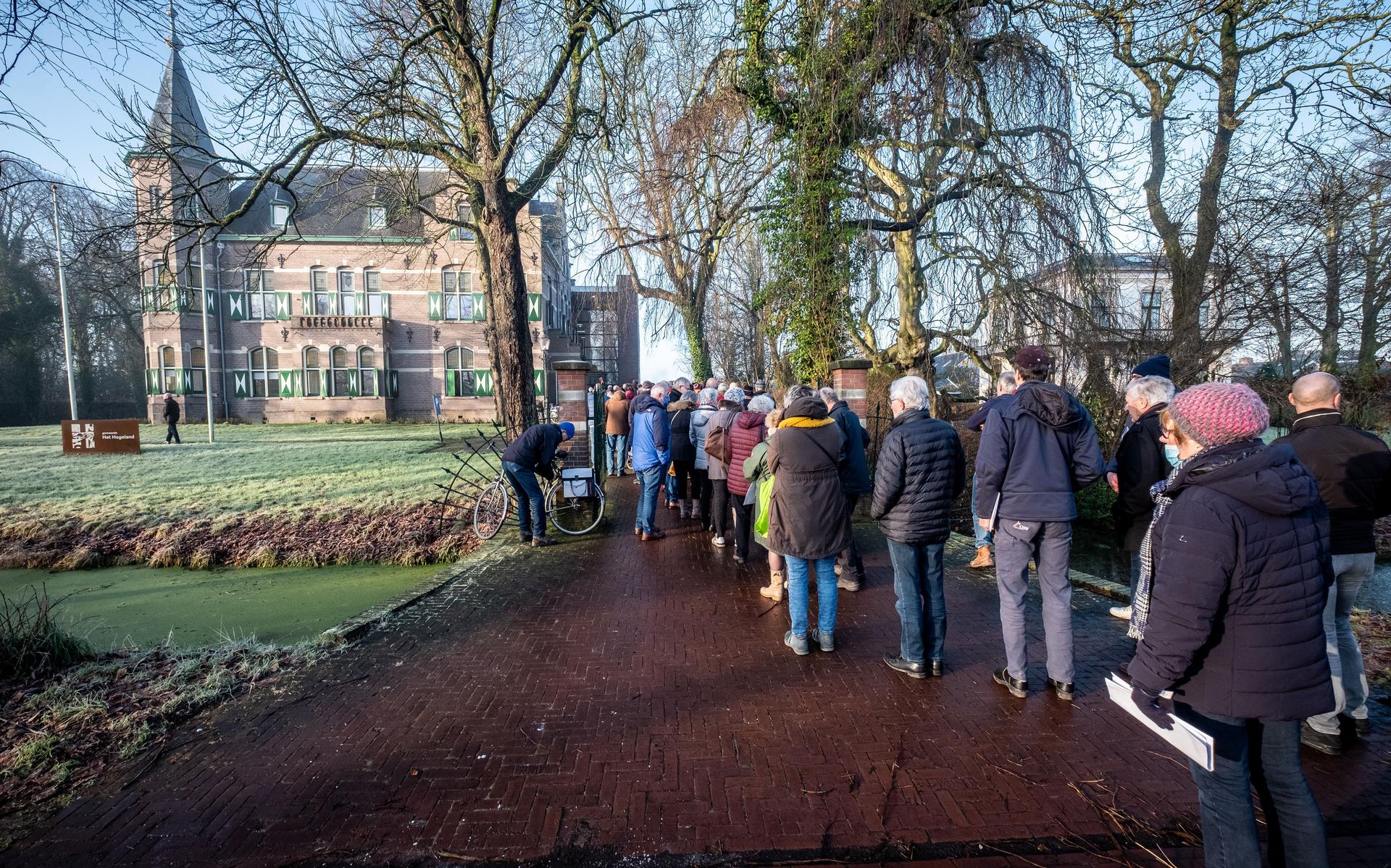 Het gemeentehuis in Winsum op 10 januari 2021, toen er een lange rij wachtenden stond om subsidie voor aardbevingsschade aan te vragen. Dit gemeentehuis is een van de twee die sluiten als het aan het college van B en W van Het Hogeland ligt. 