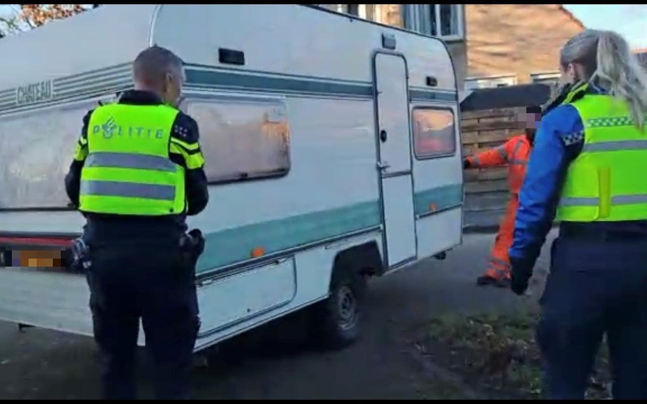 Politie, medewerkers van de gemeente en BOA's verwijderen de caravan van Carina Hoeré van de woonwagenplaats. Politie, medewerkers van de gemeente en BOA's verwijderen de caravan van Carina Hoeré van de woonwagenplaats.