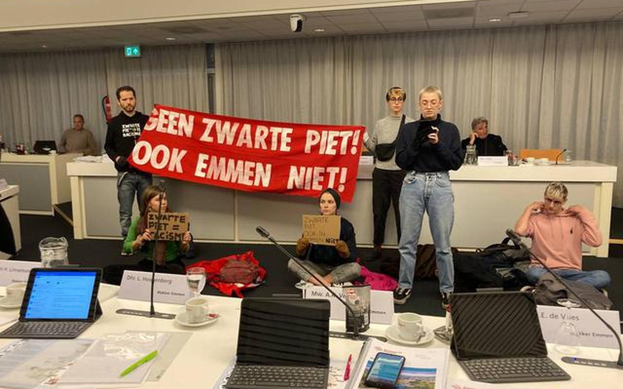 Demonstranten van actiebeweging Extinction Rebellion legden vorige week de gemeenteraad van Emmen stil. Ze eisten dat er bij de sinterklaasintocht van een paar dagen later geen zwarte pieten te zien zouden zijn. Demonstranten van actiebeweging Extinction Rebellion legden vorige week de gemeenteraad van Emmen stil. Ze eisten dat er bij de sinterklaasintocht van een paar dagen later geen zwarte pieten te zien zouden zijn.