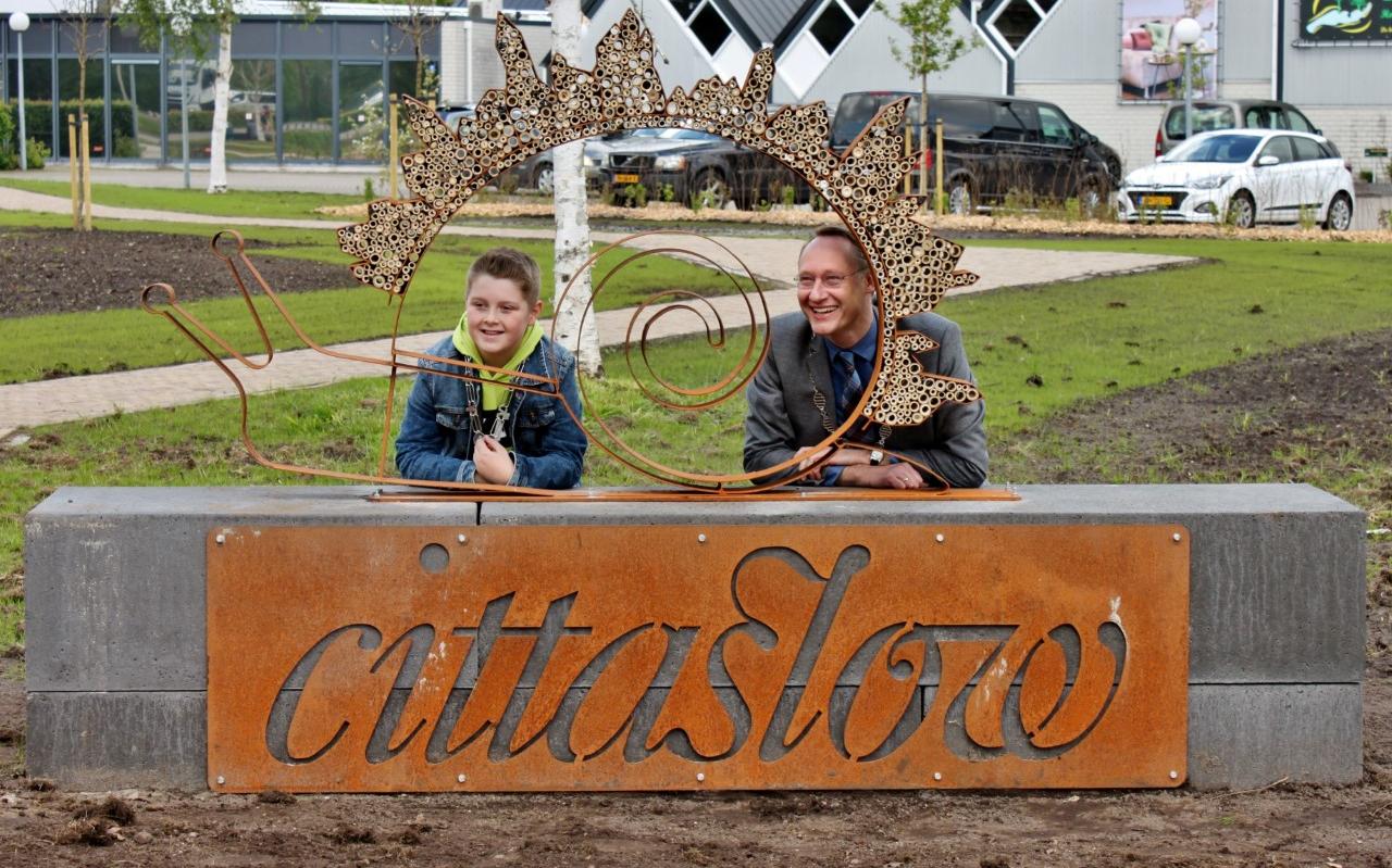 Is Cittaslow een burgemeestersfeestje? Kinderburgemeester Jan Jaap Lanting (links) en burgemeester Jan Seton promoten het in ieder geval graag. Is Cittaslow een burgemeestersfeestje? Kinderburgemeester Jan Jaap Lanting (links) en burgemeester Jan Seton promoten het in ieder geval graag.