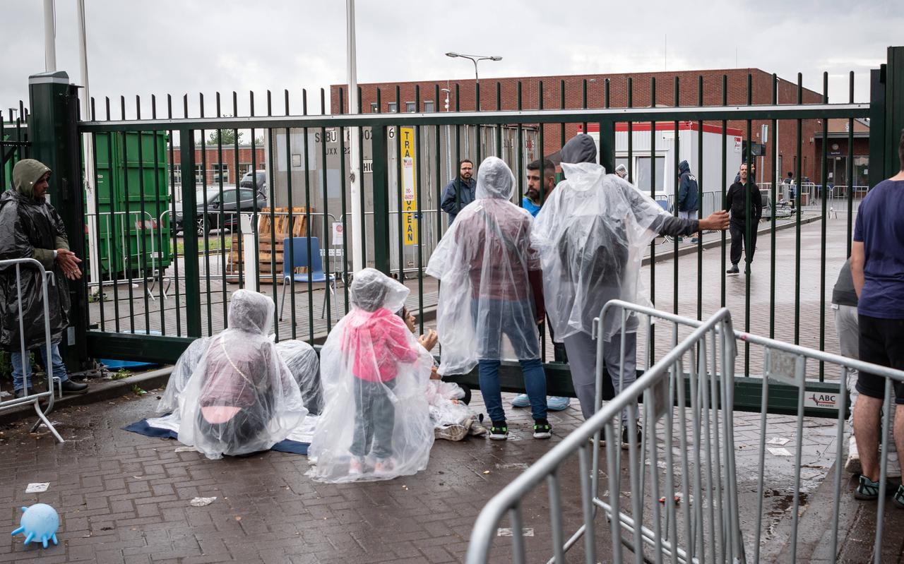 Wachtende mensen voor het asielcentrum, asielzoekers die overlast veroorzaken: de raad van Westerwolde is het zat