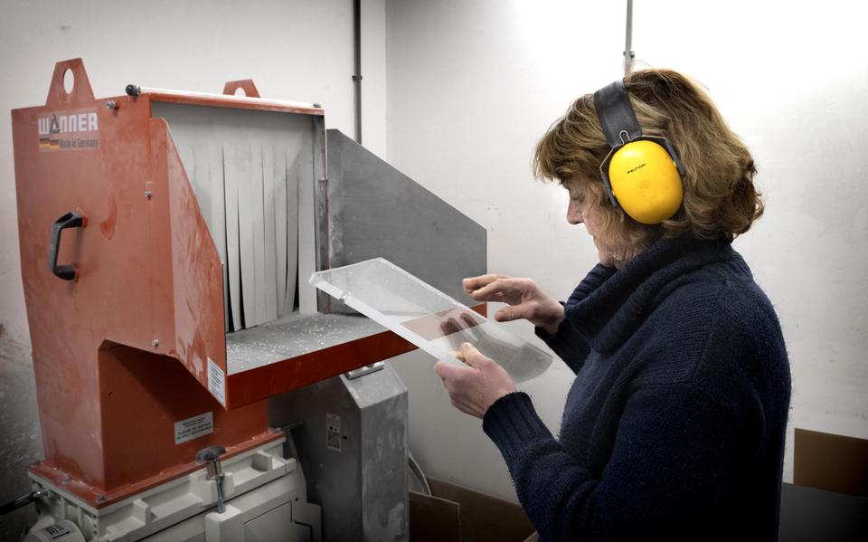  Loes Heebink haalt haar in stukken gezaagde kunstwerken door de shredder. 