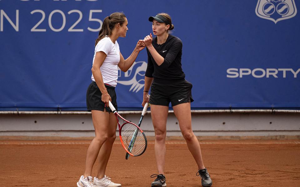Jasmijn Gimbrère (links) met haar partner Denisa Hindova tijdens de gewonnen finale in Praag. 