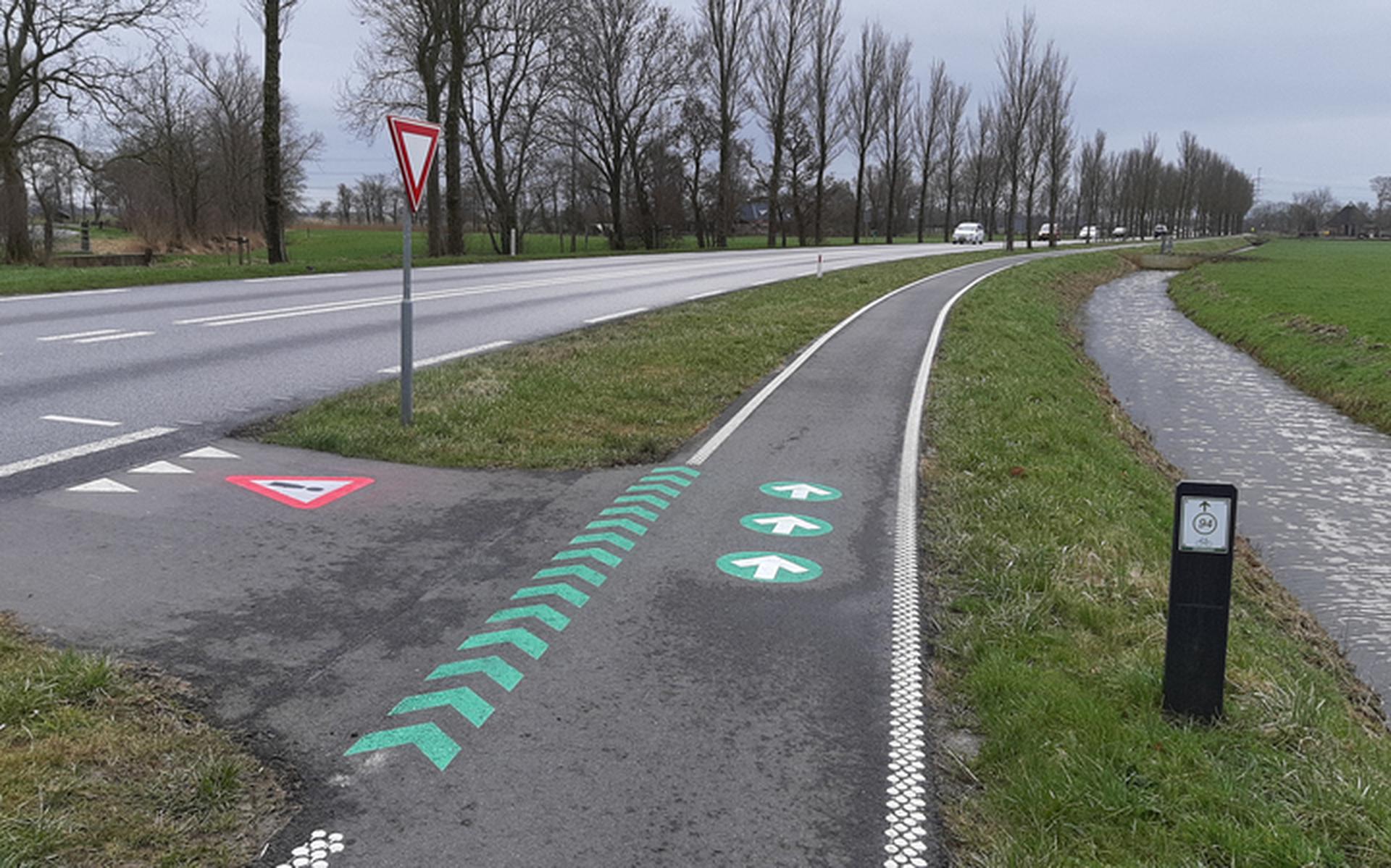 De groene graffiti op het fietspad bij Wetsinge ter hoogte van de oversteek Oude Weg. Foto: Provincie Groningen
