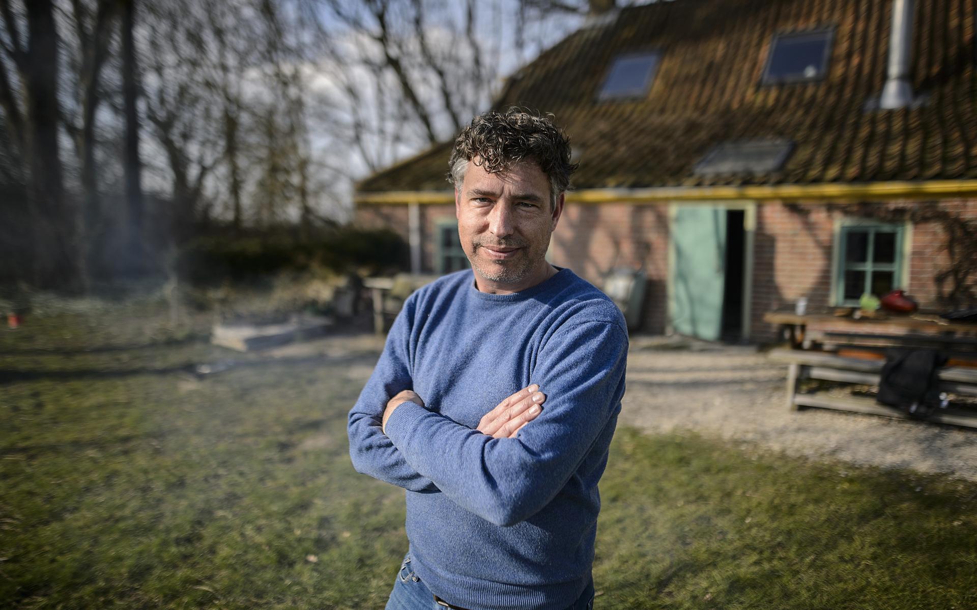Dirk-Jan Visser voor zijn huis aan de Middendijk in Usquert.