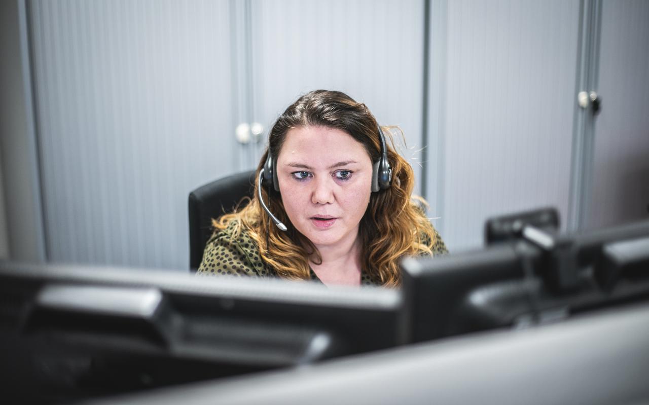Deskundige infectiepreventie Paulien Vierdag krijgt de hele dag door vragen over het coronavirus. Deskundige infectiepreventie Paulien Vierdag krijgt de hele dag door vragen over het coronavirus.