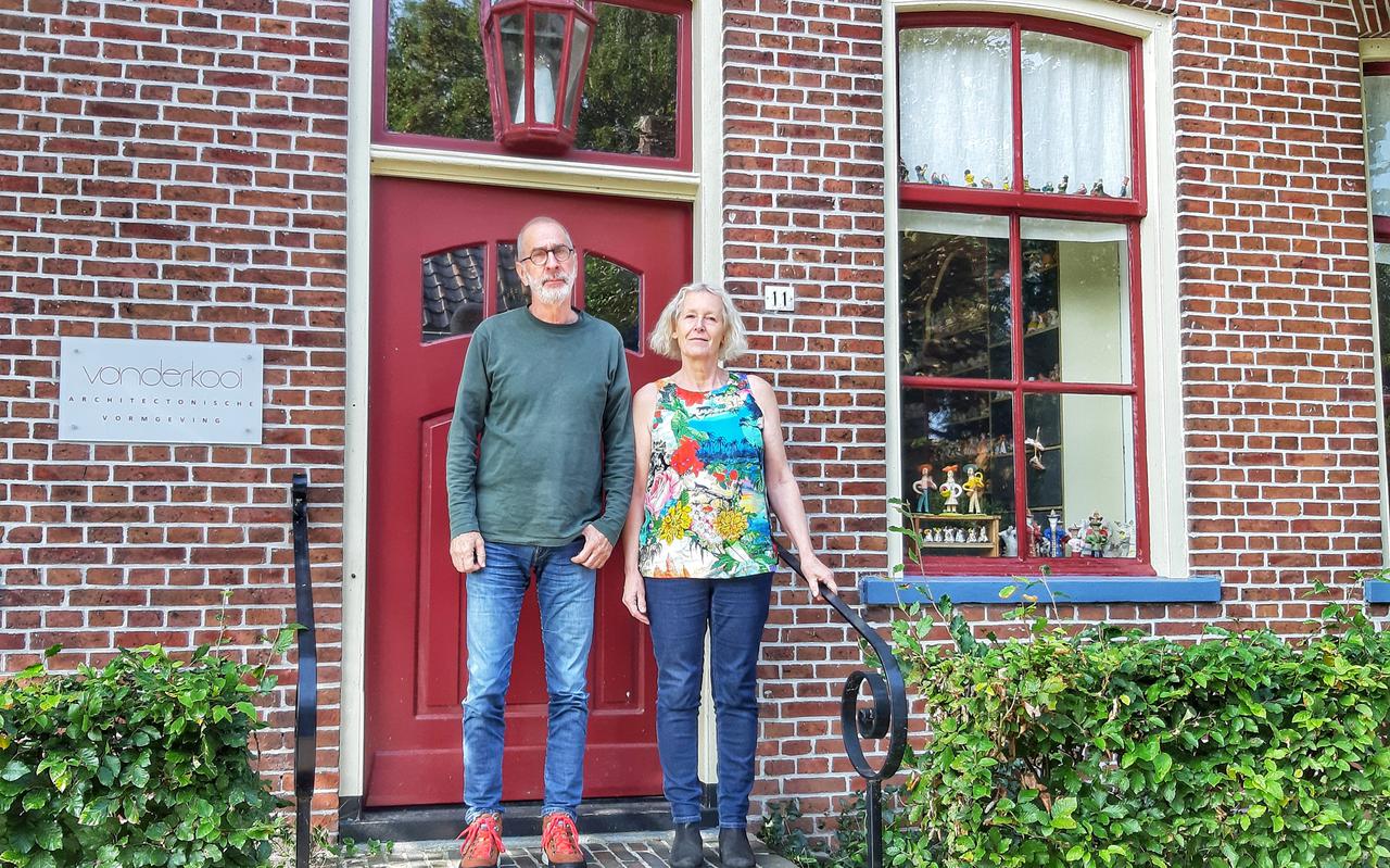 Janke Poortvliet en haar man Jan Luut Gerben van der Kooi wonen al vijfenveertig jaar in Oosterwijtwerd. Ze heeft een boek geschreven over het dorp.