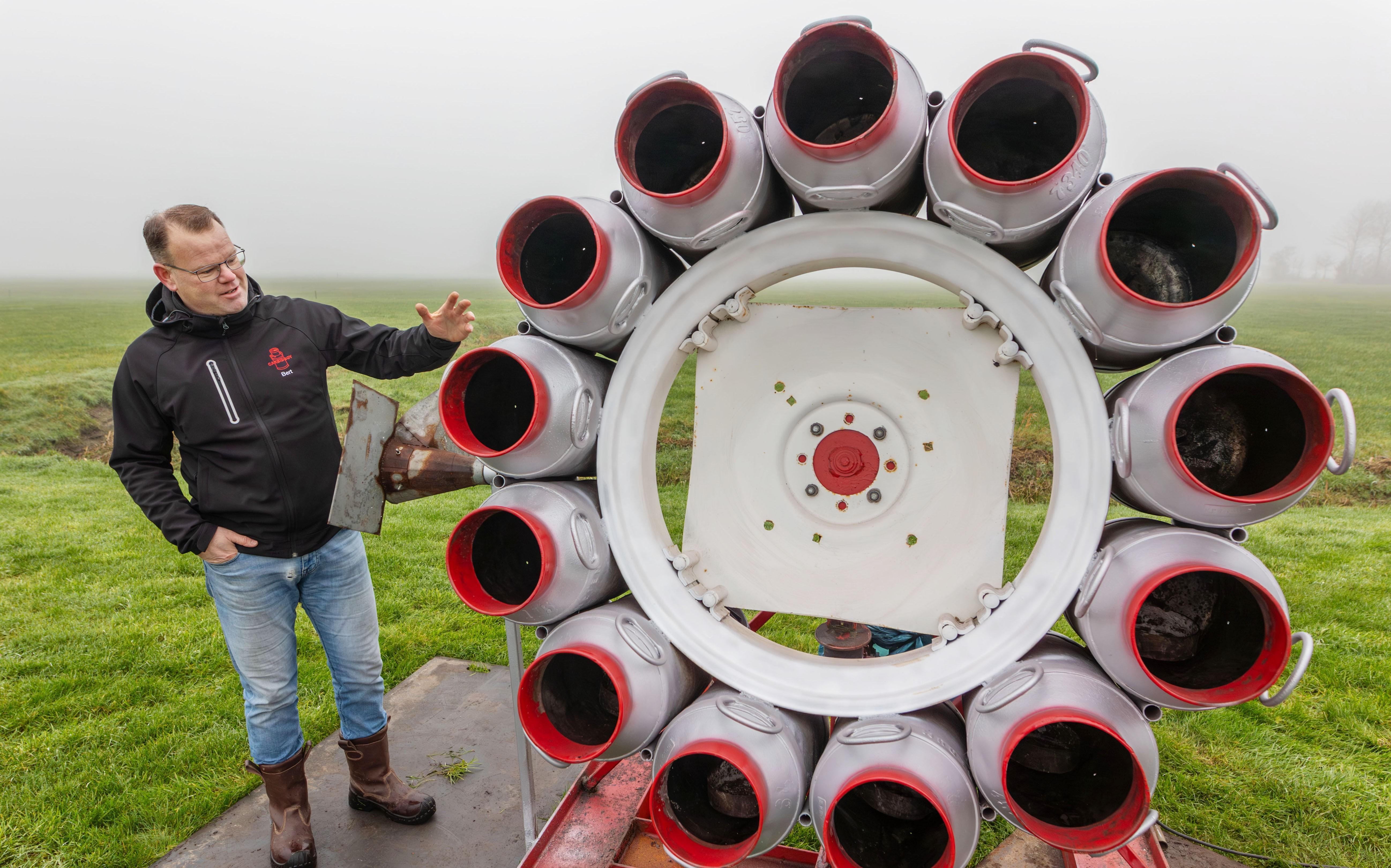 Carbidboys knallen al dertig jaar het jaar uit in Zevenhuizen. 'We begonnen als brommerjongens met v