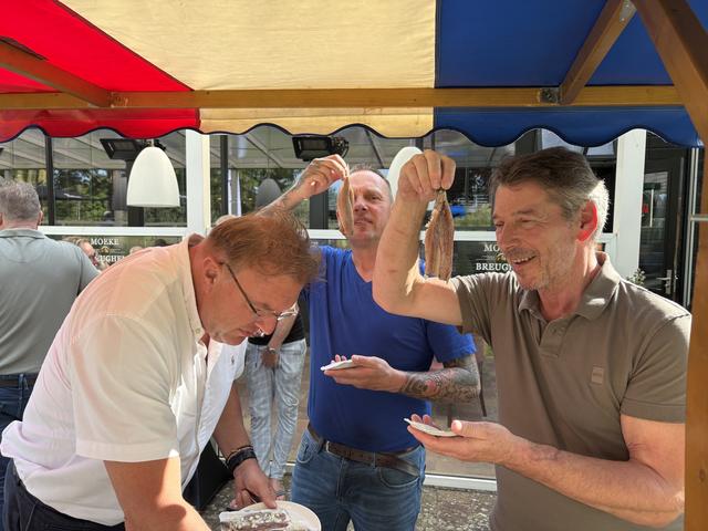 Haringparty in Winschoten nieuw leven ingeblazen. ‘Ik heb er op één dag al twaalf gehad’