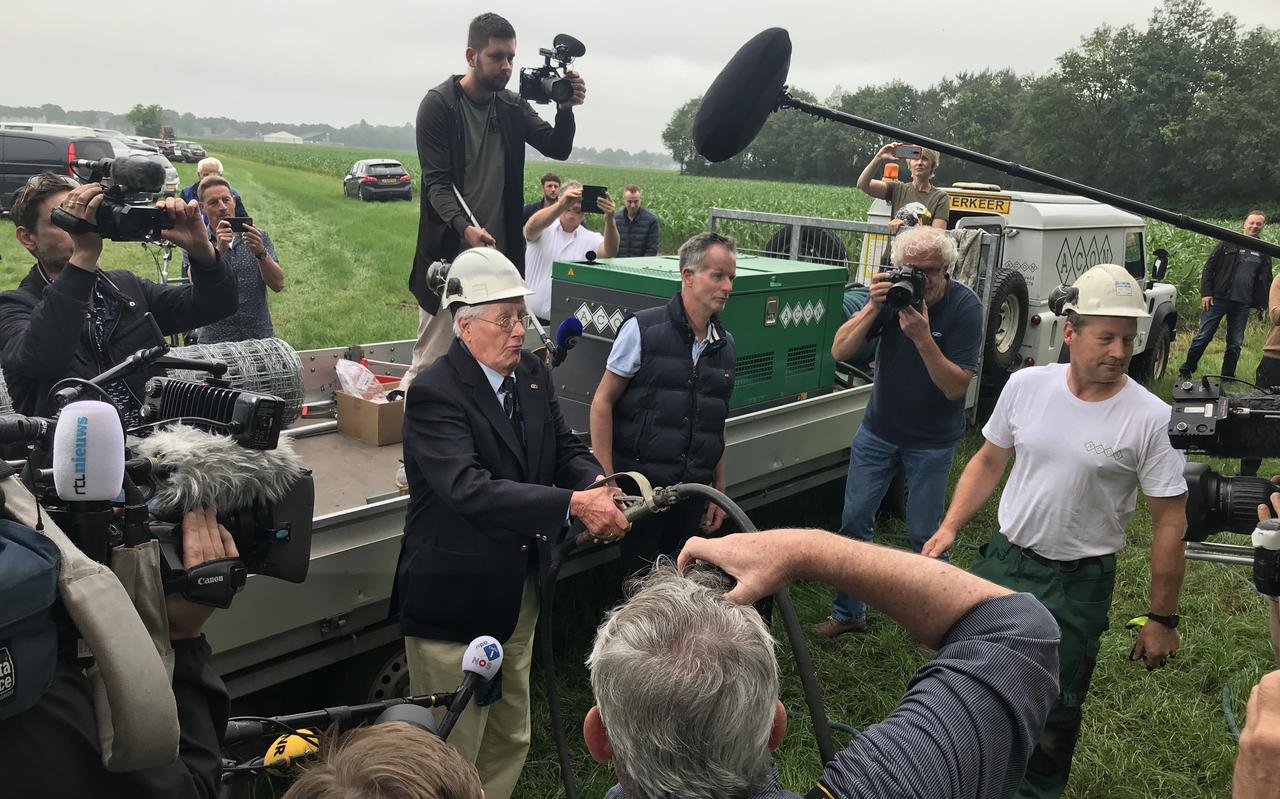 Omringd door camera's drukt Hans Wiegel op de knop en slaat zodoende met een hydraulisch apparaat de eerste paal van het Friese anti-wolvenhek de grond in. ,,Ho, ho, niet te ver, anders springt de wolf er overheen.'' Omringd door camera's drukt Hans Wiegel op de knop en slaat zodoende met een hydraulisch apparaat de eerste paal van het Friese anti-wolvenhek de grond in. ,,Ho, ho, niet te ver, anders springt de wolf er overheen.''