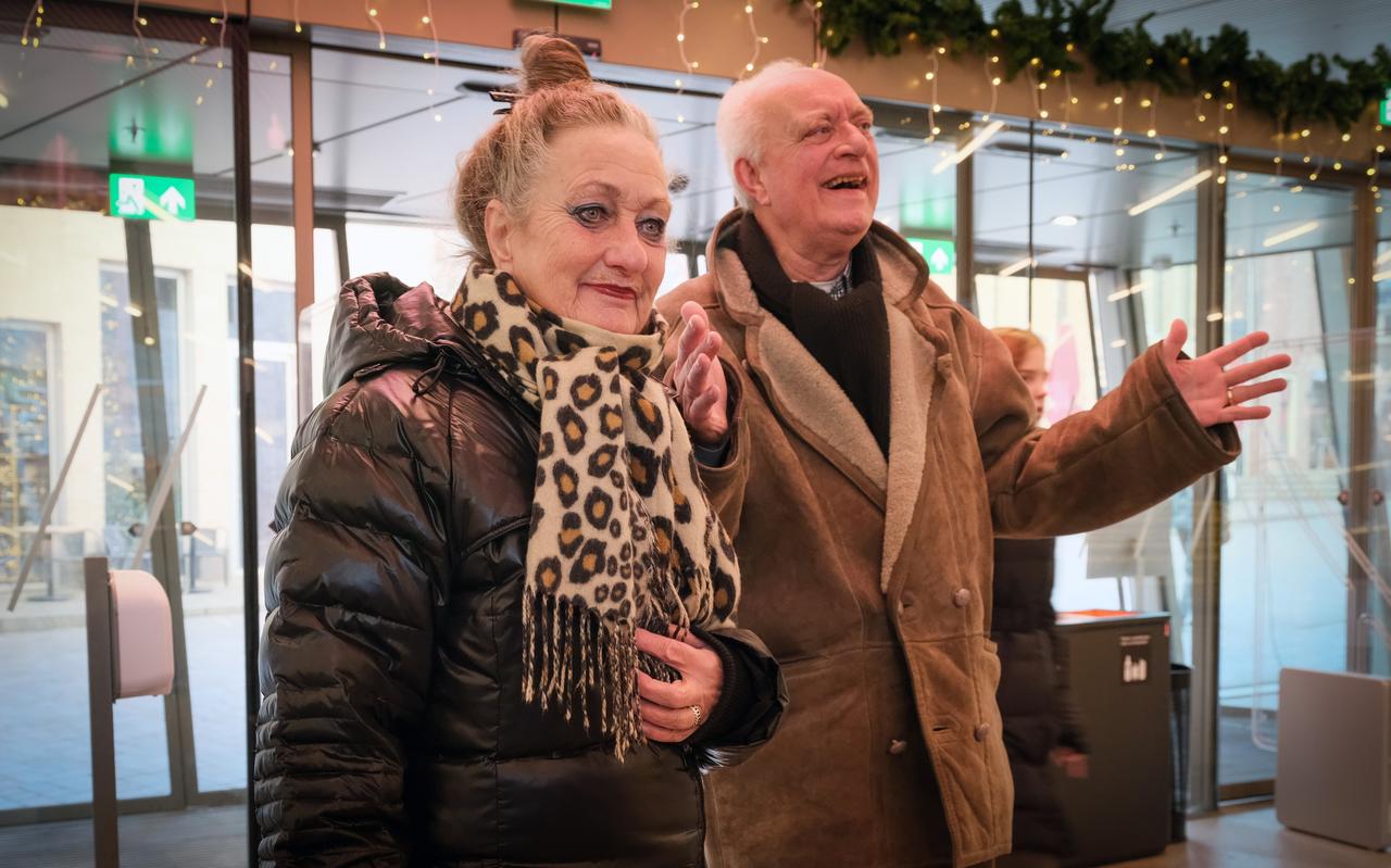 Simon en Immy Mast zijn blij verrast: de vijf miljoenste bezoeker. Simon en Immy Mast zijn blij verrast: de vijf miljoenste bezoeker.