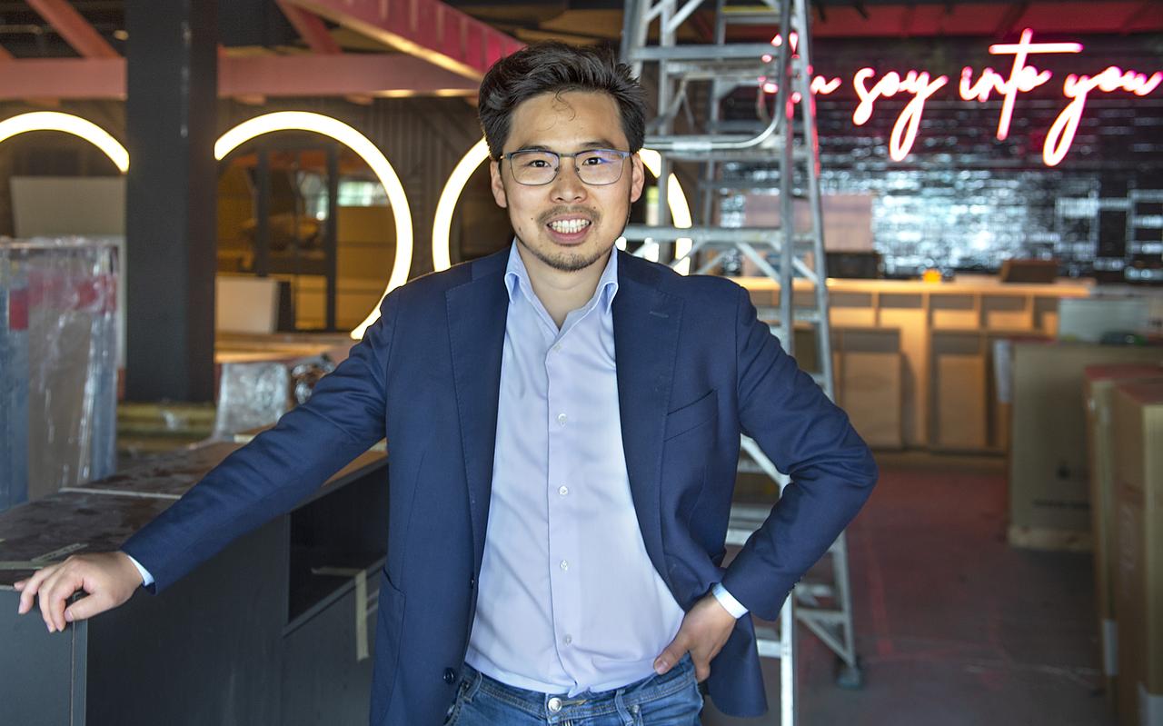 Jun Hu in het nog deze maand te openen Japans specialiteitenrestaurant Zen op het Raadhuisplein in Emmen. Jun Hu in het nog deze maand te openen Japans specialiteitenrestaurant Zen op het Raadhuisplein in Emmen.