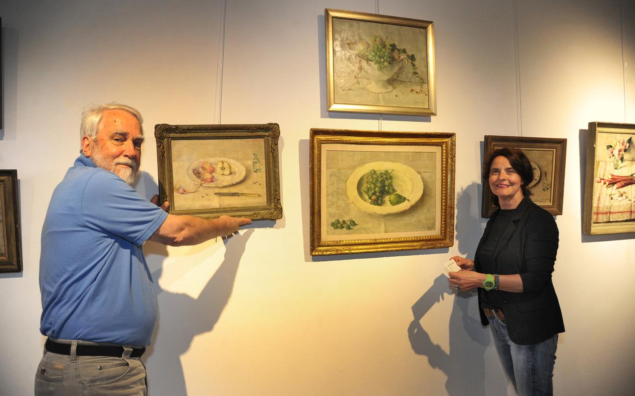 Conservator Joost Bakker en gastcurator Karen Ekker bij werken van Lucie van Dam van Isselt in Veere.