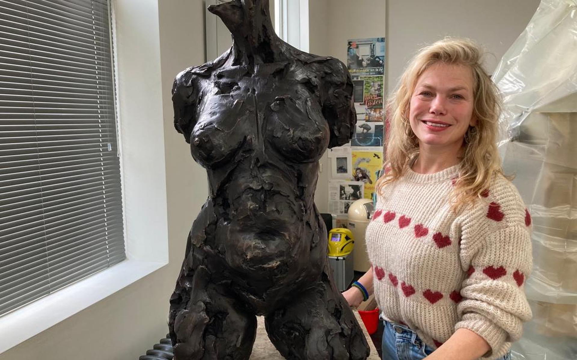 Kunstenaar uit Ezinge maakt beelden over seksueel geweld: 'Ik voel me halve bouwvakker'