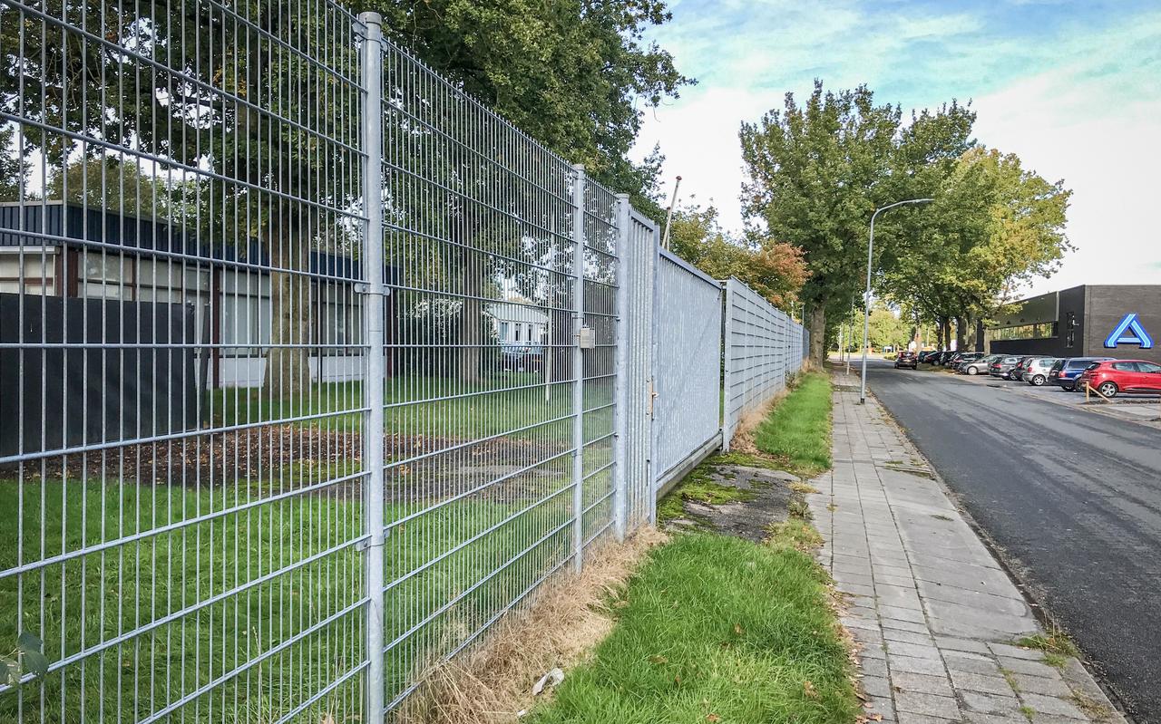 De plek op het Industriepark waar het in de kwestie Hofman om gaat. Links mag geen supermarkt komen, rechts van de straat wel. De plek op het Industriepark waar het in de kwestie Hofman om gaat. Links mag geen supermarkt komen, rechts van de straat wel.