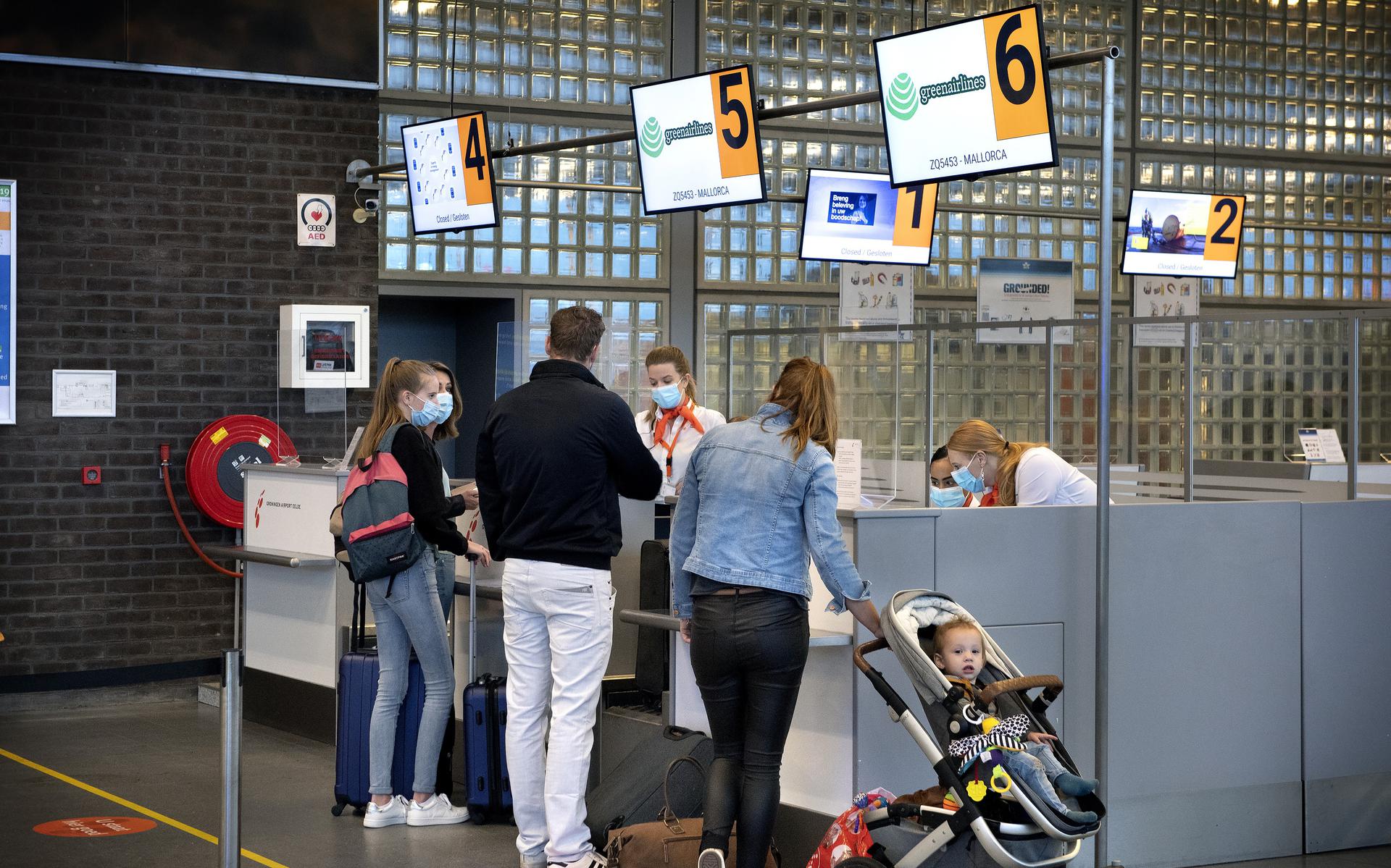 Personeel van Groningen Airport Eelde helpt op Schiphol onder meer bij het inchecken van passagiers.                                                                                                                                                                                                                                                                                                                       