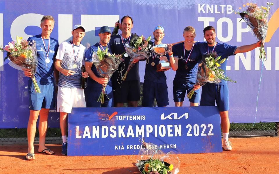 De tennissers van Sportverlichting.com Suthwalda vierden in 2022 de tweede landstitel. Van links naar rechts Jasper Smit, Erik Dallinga, Boy Westerhof, captain Floris Kilian, MIliaan Niesten, Jarno Jans en Tim van Terheijden.