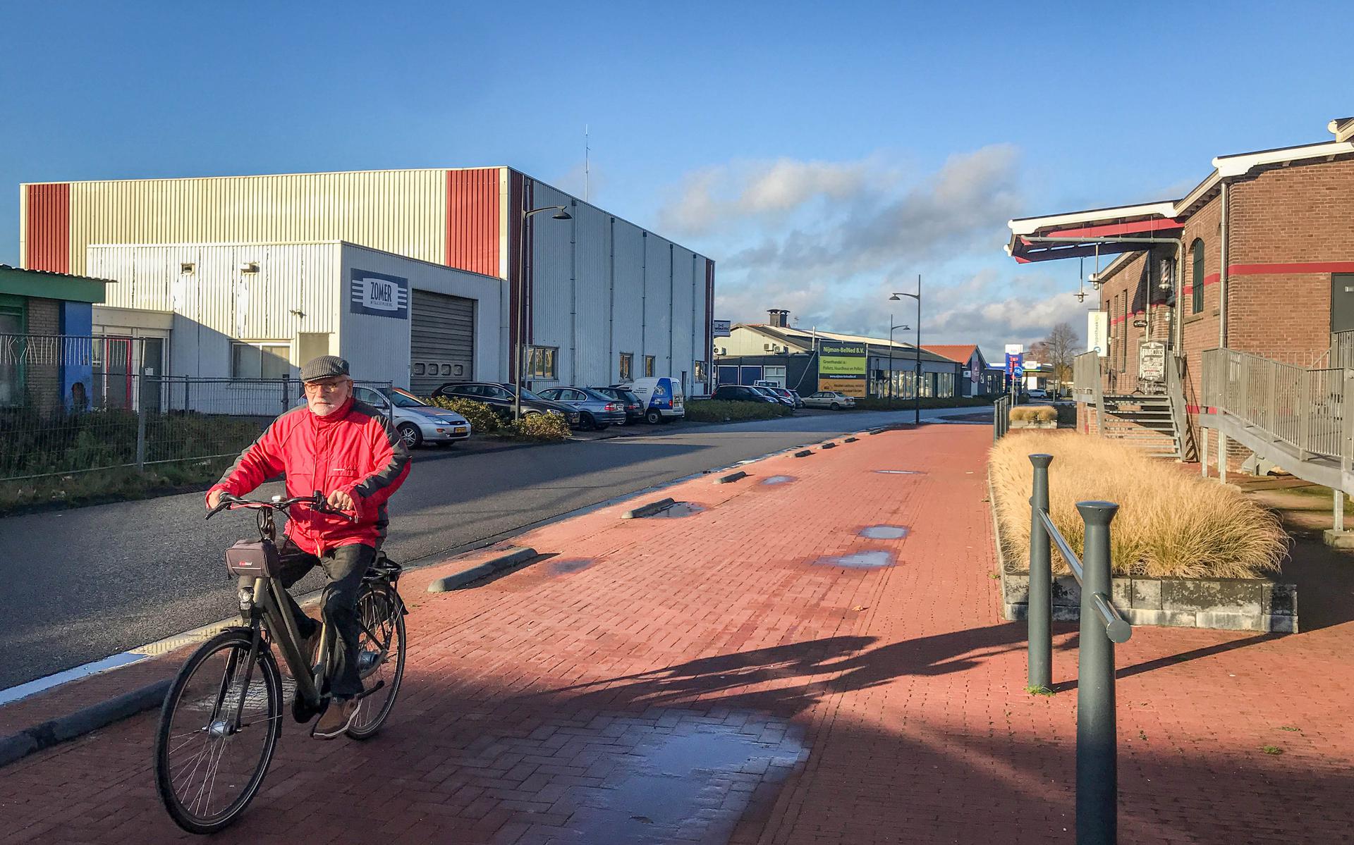 Links het verpauperde industrieterrein Holwert-Midden, straks mogelijk de nieuwe locatie van De Nieuwe Veste in Coevorden. Rechts het oude Van Gend & Loos-gebouw. 