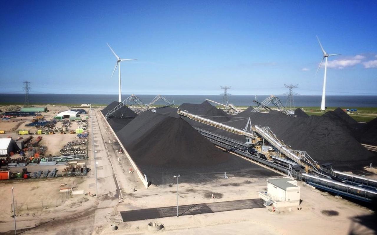 De kolenopslag van de RWE-centrale in de Eemshaven. De meeste kolen die hier worden verstookt komen uit Colombia, de VS en Zuid-Afrika. De kolenopslag van de RWE-centrale in de Eemshaven. De meeste kolen die hier worden verstookt komen uit Colombia, de VS en Zuid-Afrika.