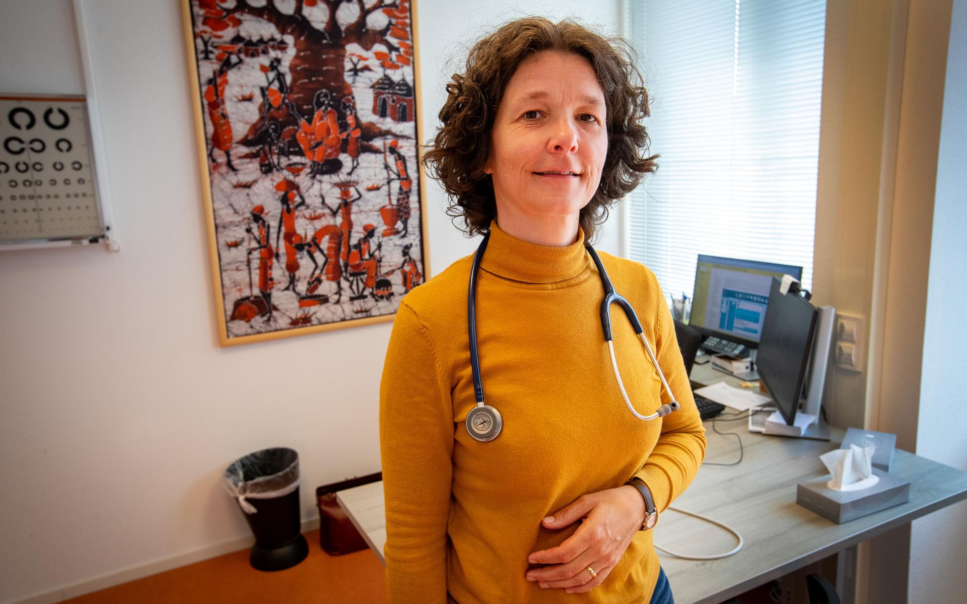 Huisarts Marinka van Dijk: ,,Patiënten zijn vaak al lang blij dat ze een arts kunnen spreken, ook al zit die dan ver weg