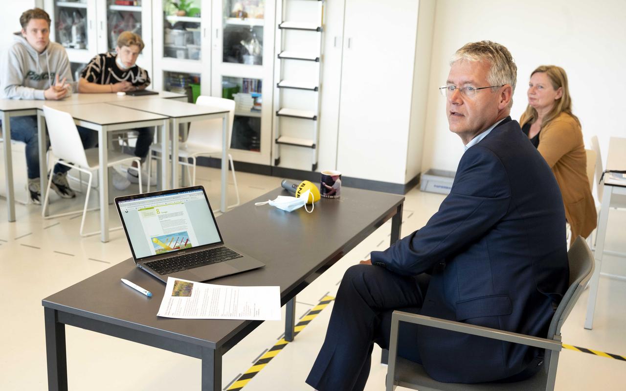 Onderwijsminister Arie Slob wil dat komende maandag alle middelbare scholen weer helemaal open gaan voor fysiek onderwijs. Onderwijsminister Arie Slob wil dat komende maandag alle middelbare scholen weer helemaal open gaan voor fysiek onderwijs.