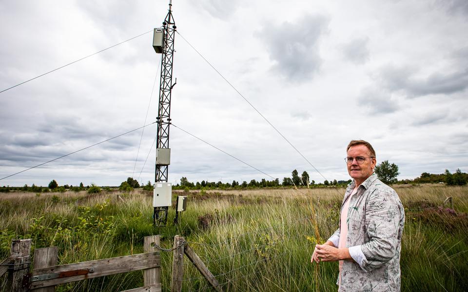 Wetenschapper Albert Bleeker van het RIVM laat zien wat er precies gebeurt op stikstofmeetpunten, zoals deze in het Bargerveen.