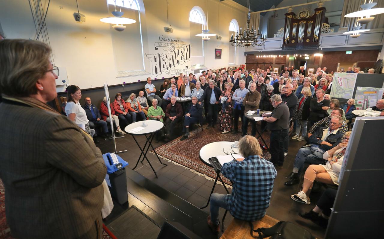 Wethouder Nynke Houwing (wonen) spreekt inwoners toe over woningbouw in Borger. Wethouder Nynke Houwing (wonen) spreekt inwoners toe over woningbouw in Borger.
