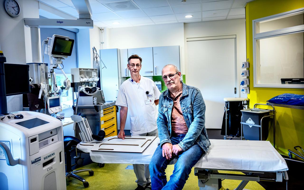 Met een chordotomie hielp pijnspecialist Egbert Klarenbeek (links) Gerrit Meijer van zijn onverdraaglijke pijn af. Met een chordotomie hielp pijnspecialist Egbert Klarenbeek (links) Gerrit Meijer van zijn onverdraaglijke pijn af.